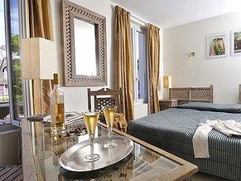 Logis Hotel Les Flots Bleus บูลิ-ซัวร์-ดอร์ดองเน ภายนอก รูปภาพ